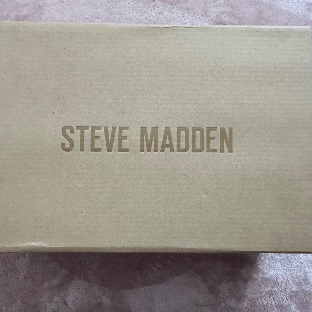 Neutral size 7 women’s shoes